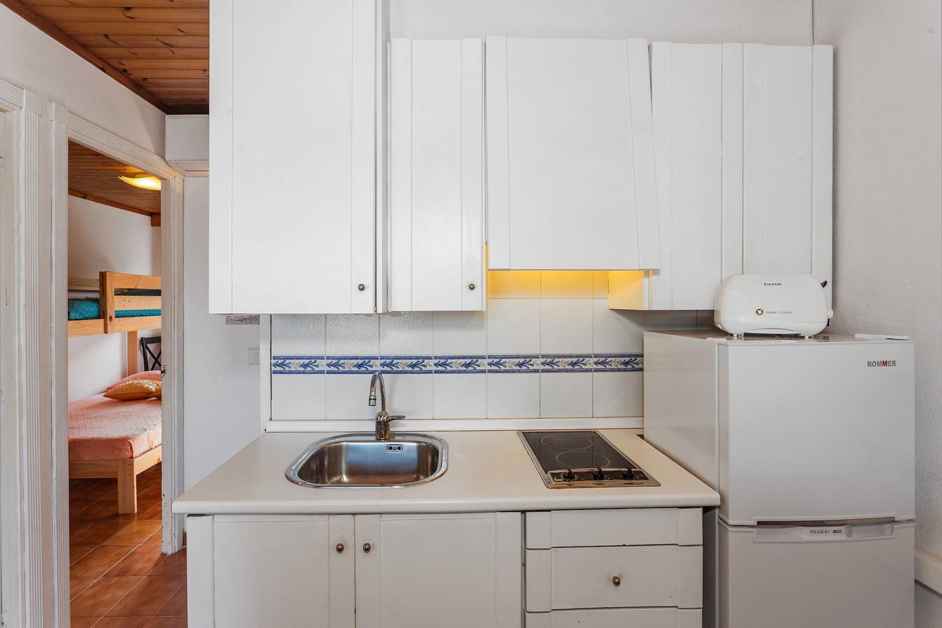 Appartamento intero, Meraviglioso appartamento con terrazza, piscina e Wi-Fi in Cala en Bosc, Ciutadella