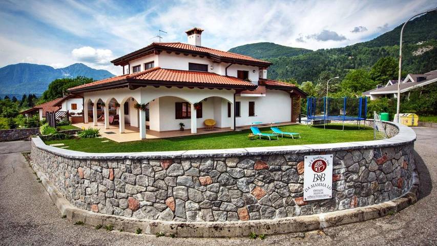 Location de vacances pour 4 personnes, avec Balcon et Terrasse ainsi que Jardin et Vue à Tolmezzo