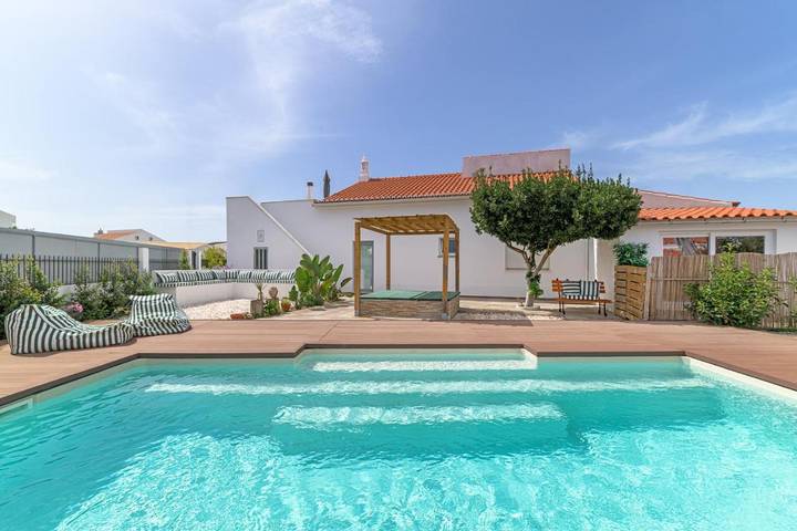 Casa de férias para 4 pessoas, com piscina e jardim em Rogil