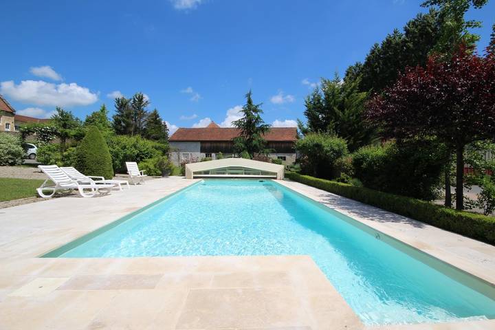 Gîte pour 4 personnes, avec Terrasse ainsi que Jardin et Piscine