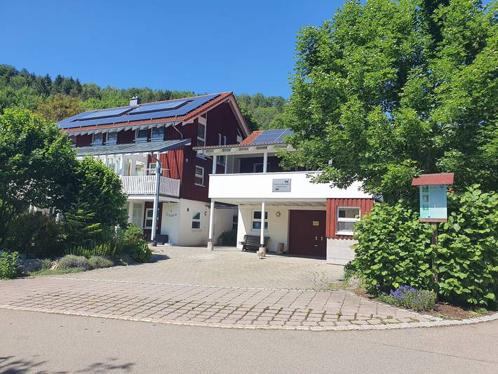 Hel lejlighed, Apartment 'Untere Ferienwohnung' with Private Terrace, Shared Garden and Wi-Fi in Tieringen, Meßstetten