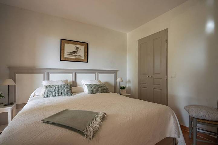 Gîte pour 3 personnes, avec jardin ainsi que terrasse et piscine dans Golf de Pont Royal - 4