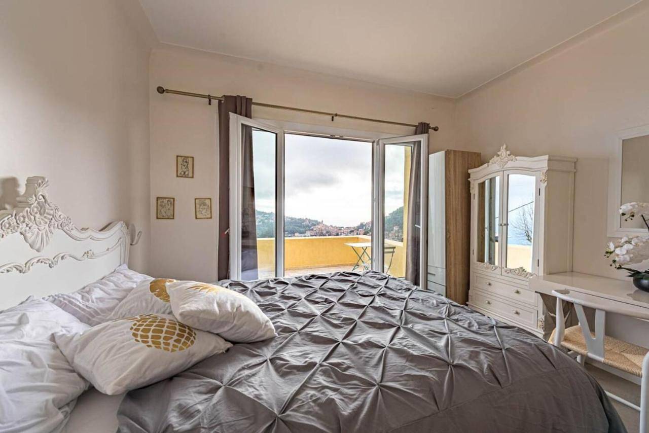 Monaco Castle Villa with Pool and Skyview of French Riviera in La Turbie, Côte méditerranéenne (France)