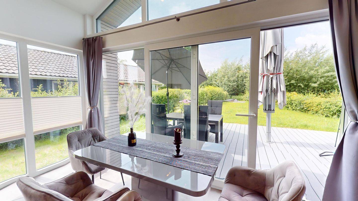 Neu gebautes Ferienhaus mit Sauna und Kamin nur 250 m vom Sandstrand in Lensterstrand, Grömitz