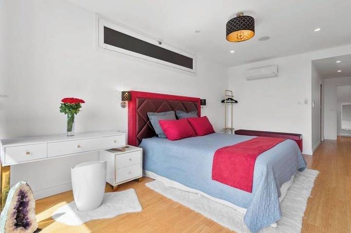 Luxurious villa with a pool, sauna, and garden, 15 minutes from Paris in Chatou, Yvelines