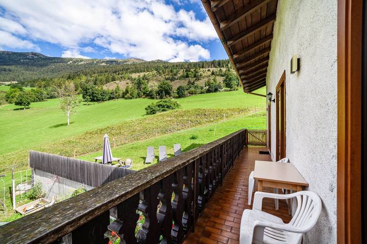 Entire apartment, Holiday Apartment 'Fichtenhof Enzian' with Mountain View, Shared Garden and Wi-Fi in Mals, South Tyrol