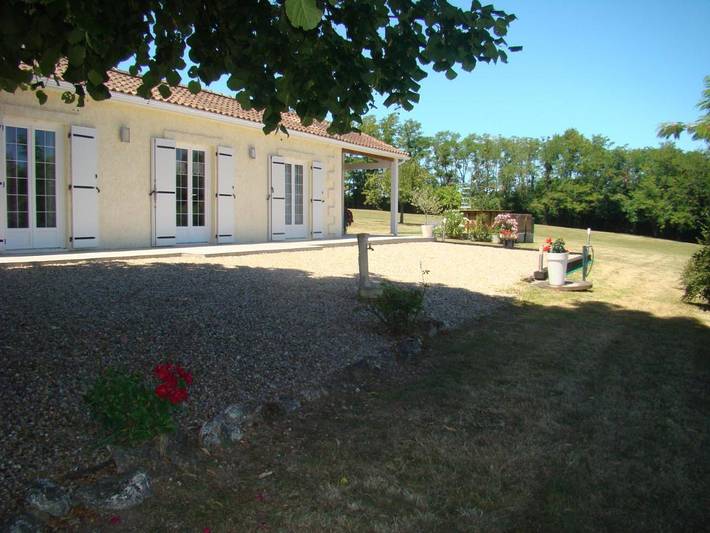 Location de vacances pour 4 personnes, avec piscine ainsi que terrasse et vue à La Roquille