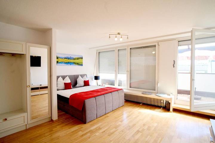 Ferienwohnung, mit Terrasse und Garten sowie Ausblick in Aschheim
