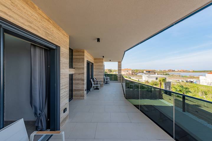 Villa für 10 Personen, mit Balkon/Terrasse und Pool in Privlaka
