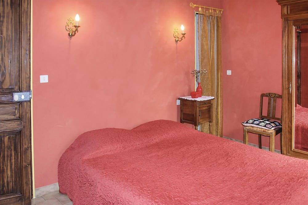 4 bedroom awesome home in Saint-Andiol in Saint-Andiol, Arles region
