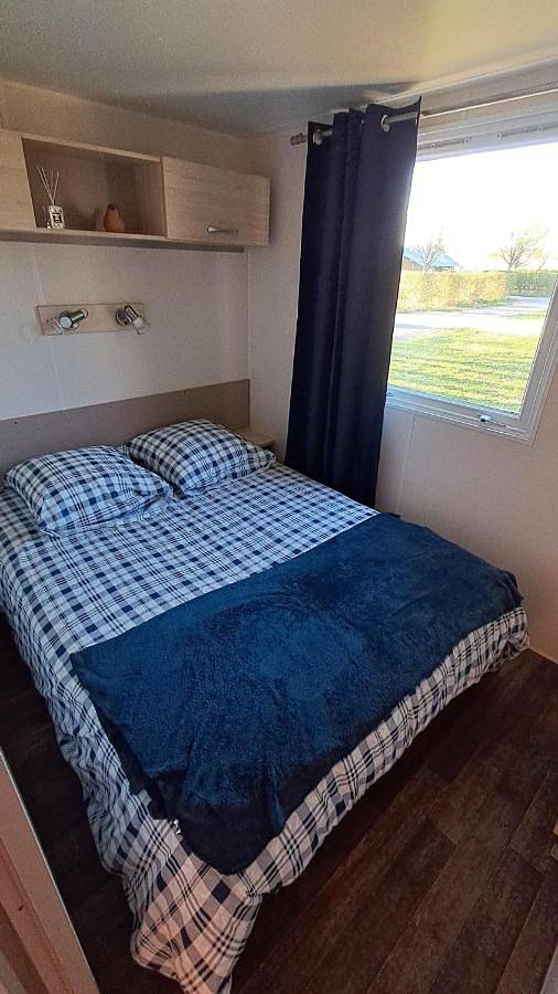 Location de vacances pour 4 personnes, avec terrasse et jardin ainsi que piscine et vue à Villegusien-le-Lac - 3