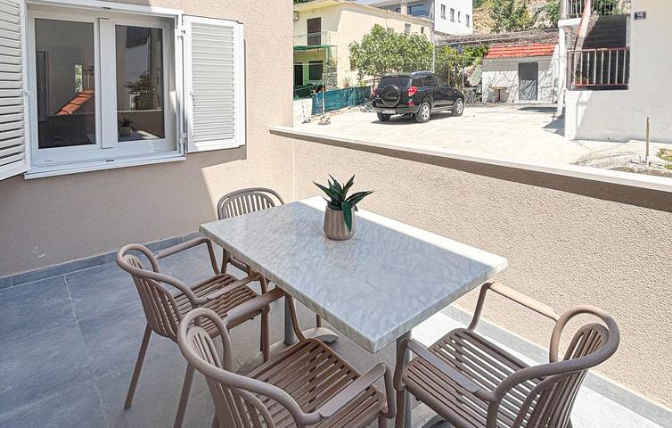 Ferienwohnung für 4 Personen, mit Terrasse und Garten in Tucepi