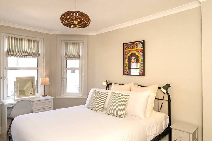 The Pink House - chic holiday cottage in the heart of Eastbourne in Eastbourne, Sussex Oriental