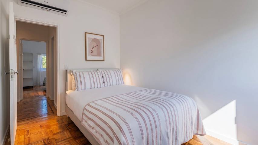 Appartement entier, Stunning 3Bdr Flat w/ Balcony & Ac by Lovelystay in Cascais e Estoril, Costa de Lisboa