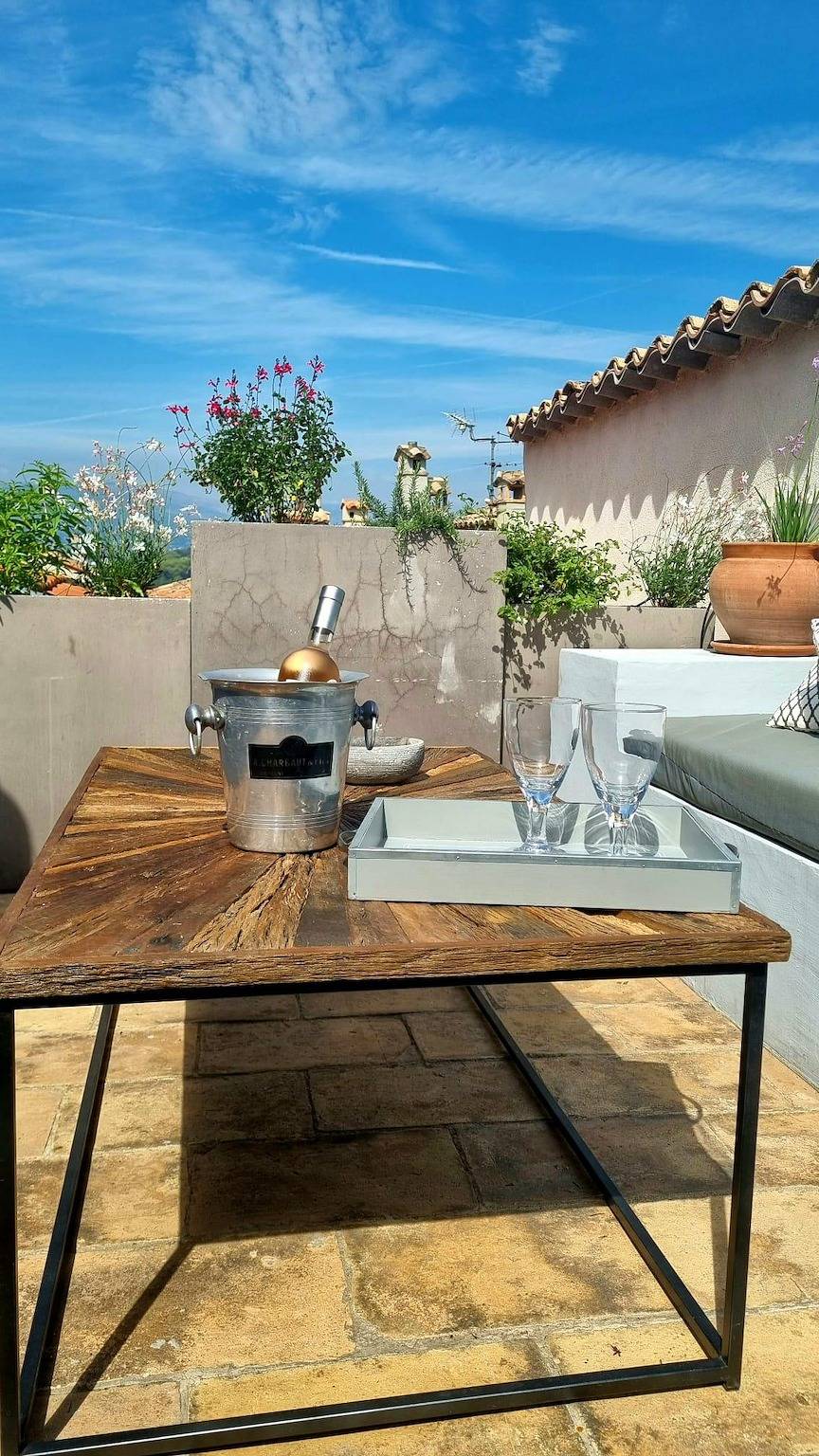 Ganze Wohnung, Ferienwohnung für 6 Personen mit Terrasse in Mougins, Cannes und Umgebung