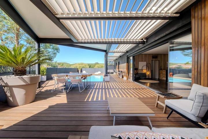 Location de vacances pour 8 personnes, avec Terrasse ainsi que Jardin et Piscine à Montaud