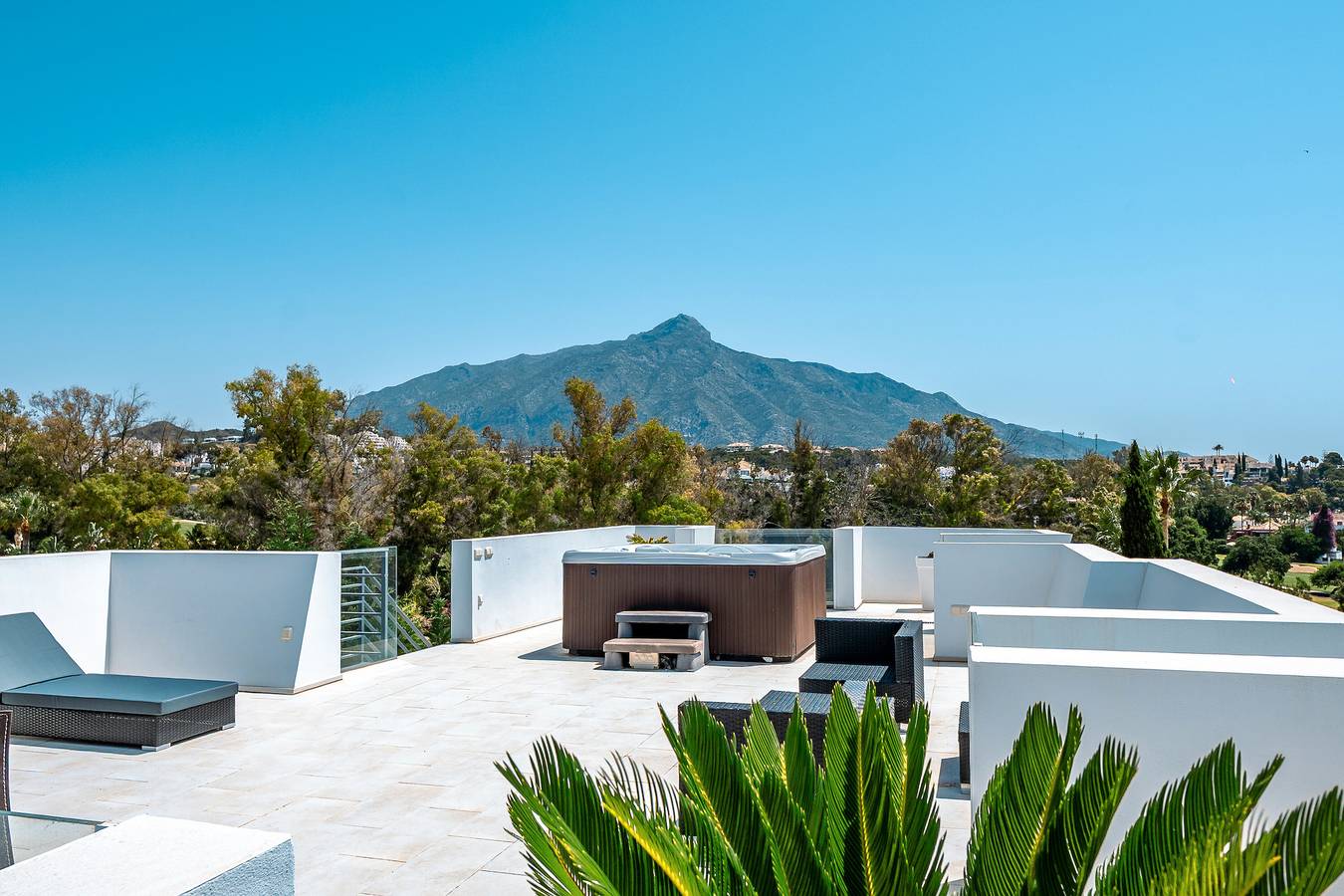 Villa 'Azur' with Sea View, Wi-Fi and Air Conditioning in Nueva Andalucia Golf Valley, Marbella
