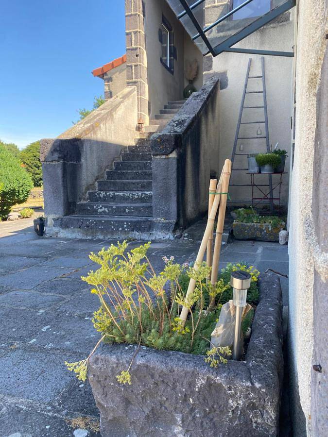 Gîte pour 2 personnes, avec vue et terrasse ainsi que piscine et jardin à Pessat-Villeneuve