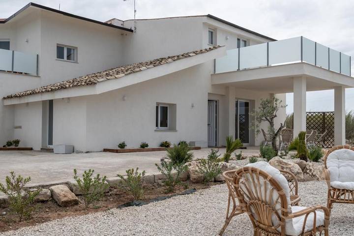 Chambre d’hôte pour 2 personnes, avec Balcon ainsi que Terrasse et Jardin à Scoglitti