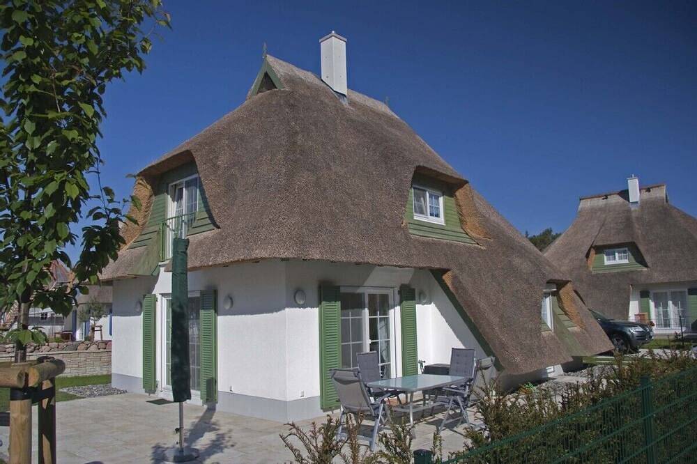 Exclusive holiday home with thatched roof, right by the sea and on the beach behind the dune in Ostseebad Karlshagen, Karlshagen
