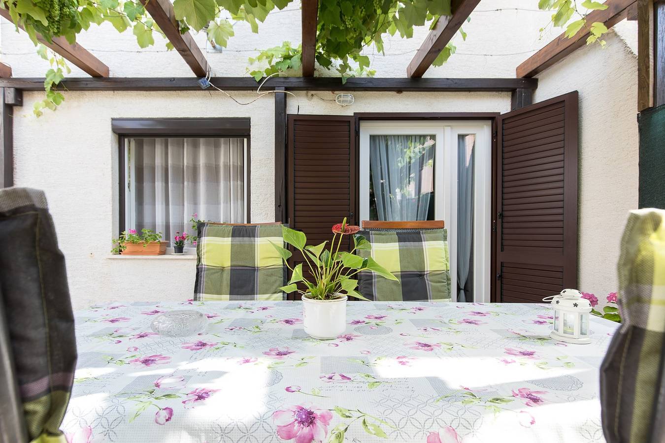 Appartement entier, Apartment on the ground floor with a large terrace in Baška, Krk