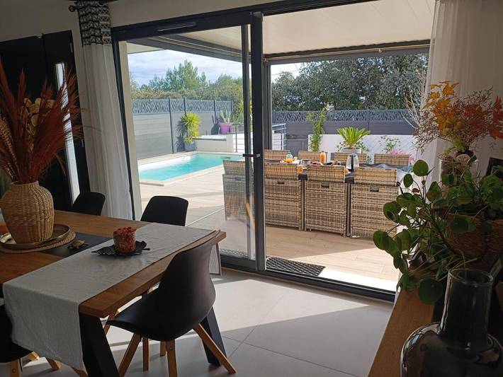 Location de vacances pour 6 personnes, avec piscine ainsi que vue et jardin à Milhaud - 3