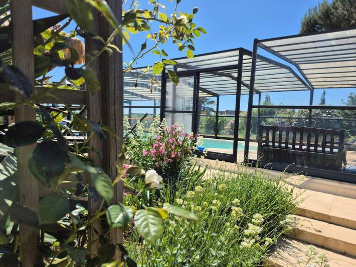 Location de vacances pour 14 personnes, avec vue et piscine ainsi que sauna et jardin dans Les Hermites