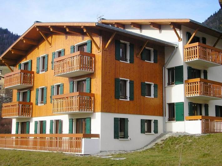 Parc de vacances pour 2 personnes, avec Terrasse et Jacuzzi ainsi que Jardin et Piscine en Haute-Savoie