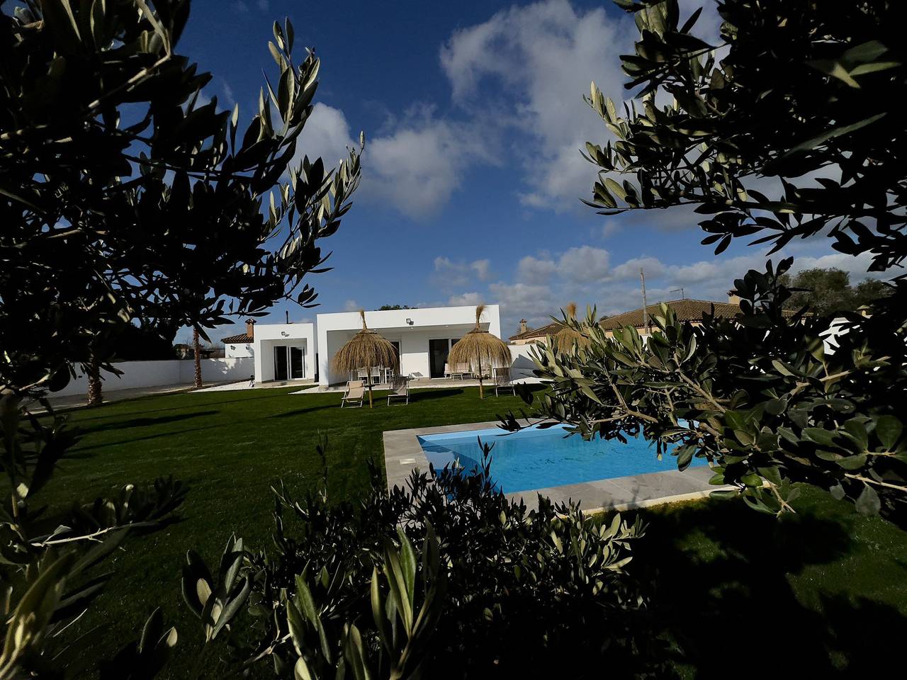 Villa 'Sanctipetri 10 Pax – adults over 25 only' with private pool, Wi-Fi & air conditioning in Novo Sancti Petri, Chiclana de la Frontera