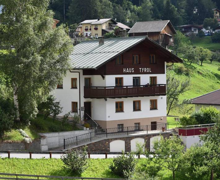 Ferienwohnung für 5 Personen, mit Balkon und Terrasse sowie Garten und Ausblick in Tobadill