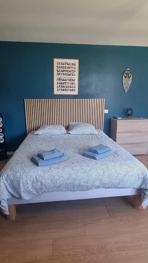 Gîte pour 2 personnes, avec Terrasse et Jardin ainsi que Piscine et Vue à Changé - 2