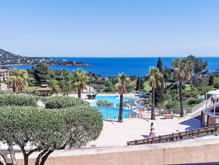 Location de vacances pour 4 personnes, avec terrasse ainsi que jardin et bassin pour enfant dans Cap Estérel