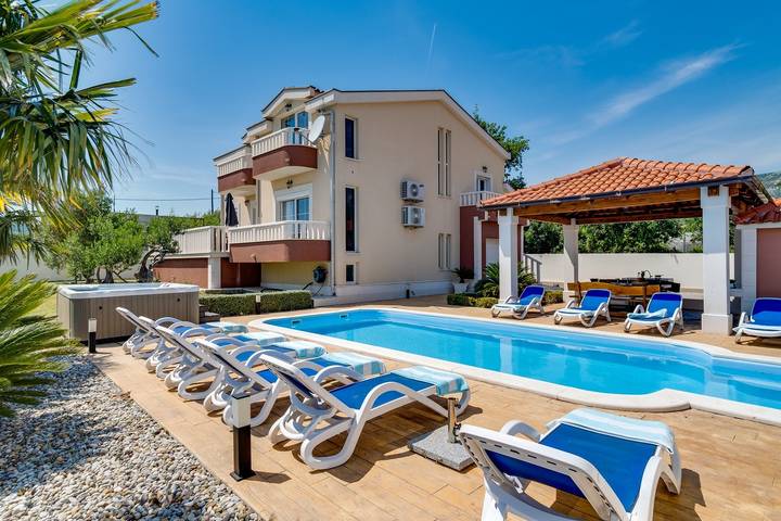Villa für 12 Personen, mit Meerblick und Pool sowie Sauna und Garten in Kaštela