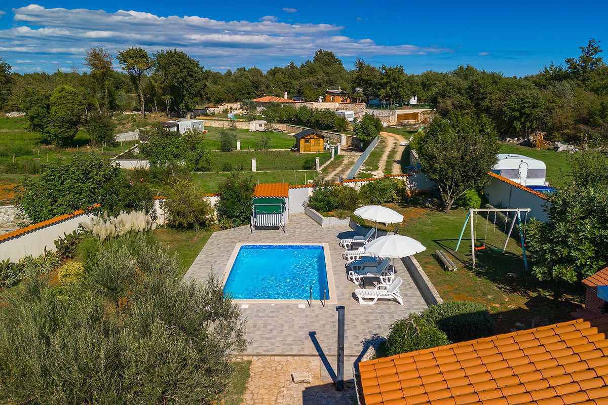 Villa mit Terrasse, Pool und Klimaanlage  in Peruski, Südküste Istrien