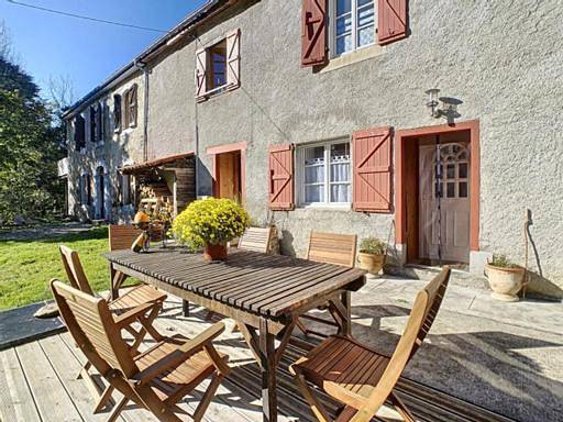 Location de vacances pour 8 personnes, avec Terrasse ainsi que Jardin et Vue à Nistos