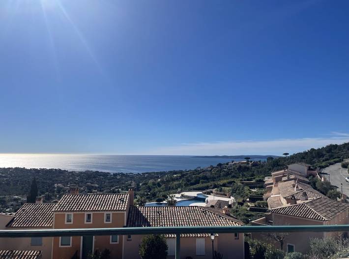 Gîte pour 4 personnes, avec piscine ainsi que jardin et balcon