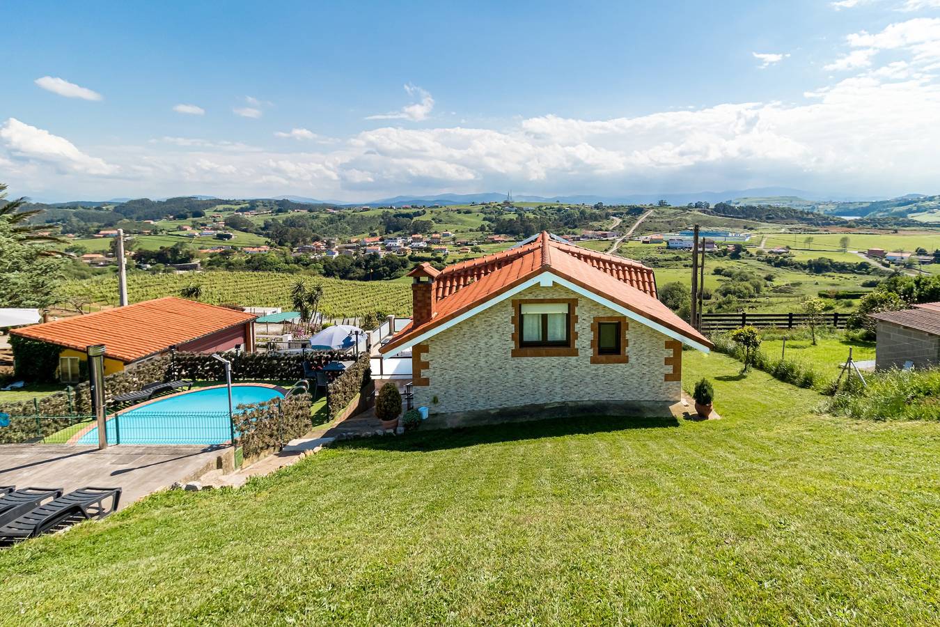 Casa de vacaciones 'La Centinela' con vistas a la montaña, piscina privada y Wi-Fi in Miengo, Costa de Cantabria