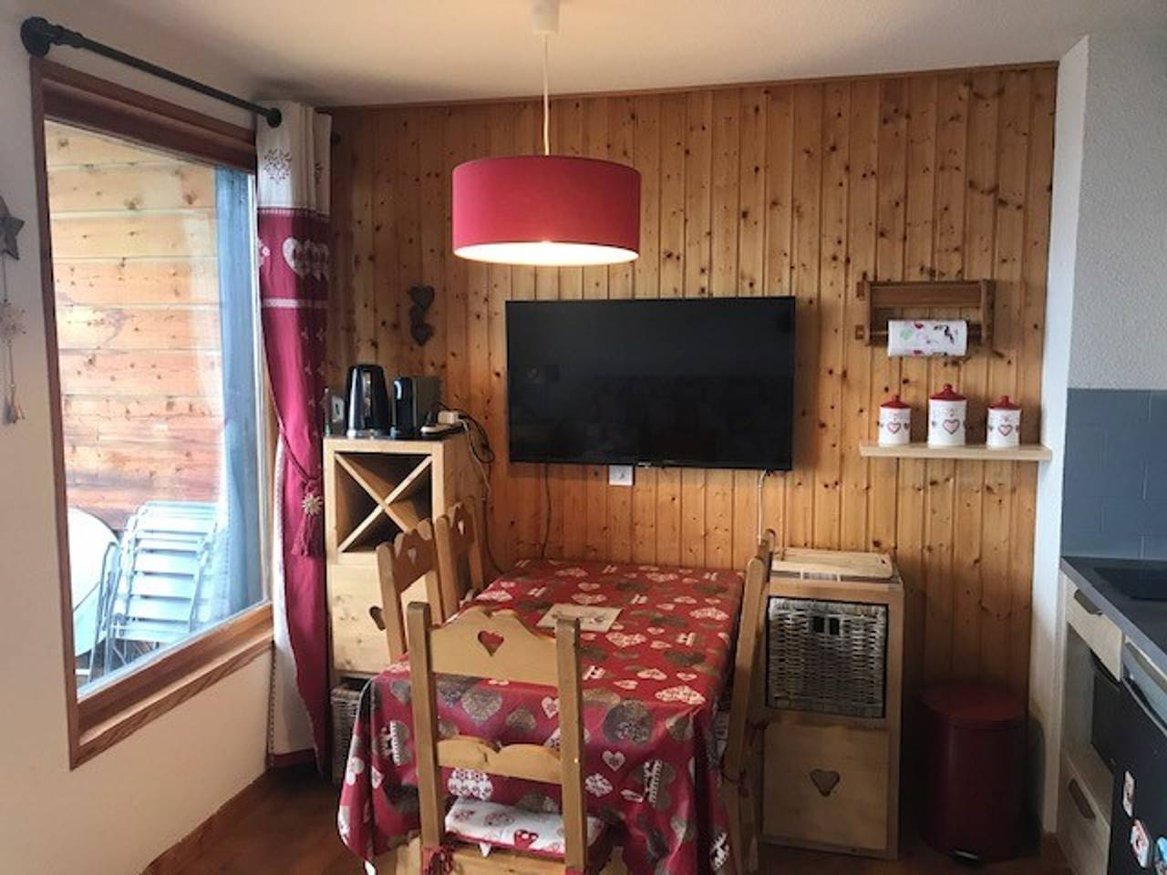 Entire studio, **Charming Studio for 4 with Balcony, 800m from Super-Châtel Lift** in Châtel, Les Portes du Soleil