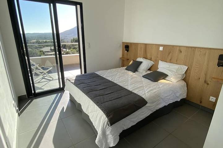 Apartamento entero, Casa 3, piscina 29 °, jacuzzi, vista al mar, playa 800 m, sauna hammam, río in Sainte-Lucie de Porto-Vecchio, Zonza