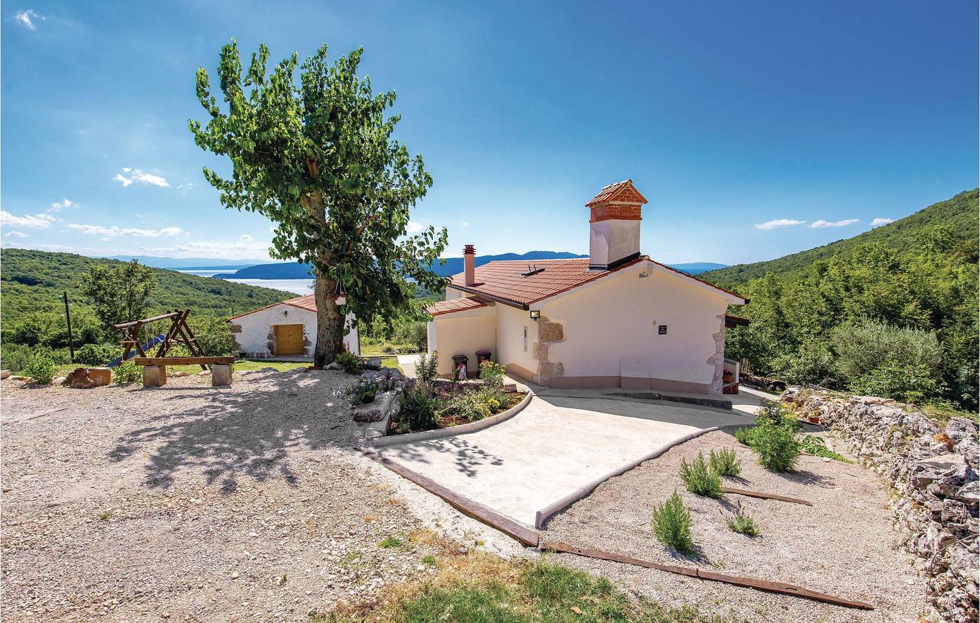 Reizende 2-Zimmer-Wohnung mit Pool, Terrasse und WLAN – 1,5 km vom Strand von Brsec entfernt in Moscenicka Draga, Primorje-Gorski Kotar