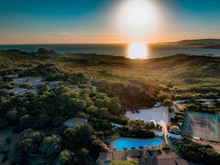 Parc de vacances pour 2 personnes, avec Terrasse ainsi que Jardin et Piscine en Corse-du-Sud - 4