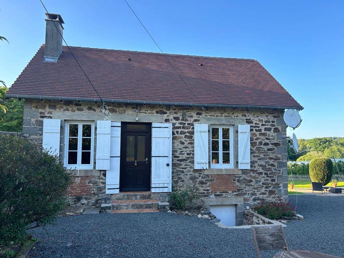 Gîte avec piscine et étang Sarrazac Dordogne in Sarrazac, Périgord Vert