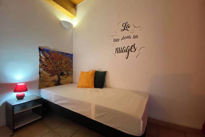 Gîte pour 10 personnes, avec piscine ainsi que jardin et terrasse à Cardet - 4