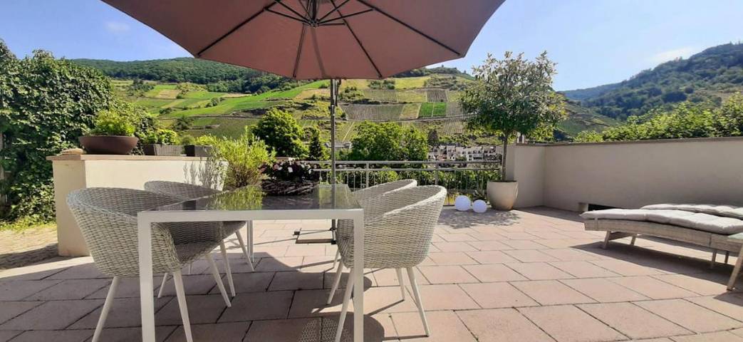 Ferienwohnung für 2 Personen, mit Terrasse und Seeblick sowie Ausblick an der Mosel
