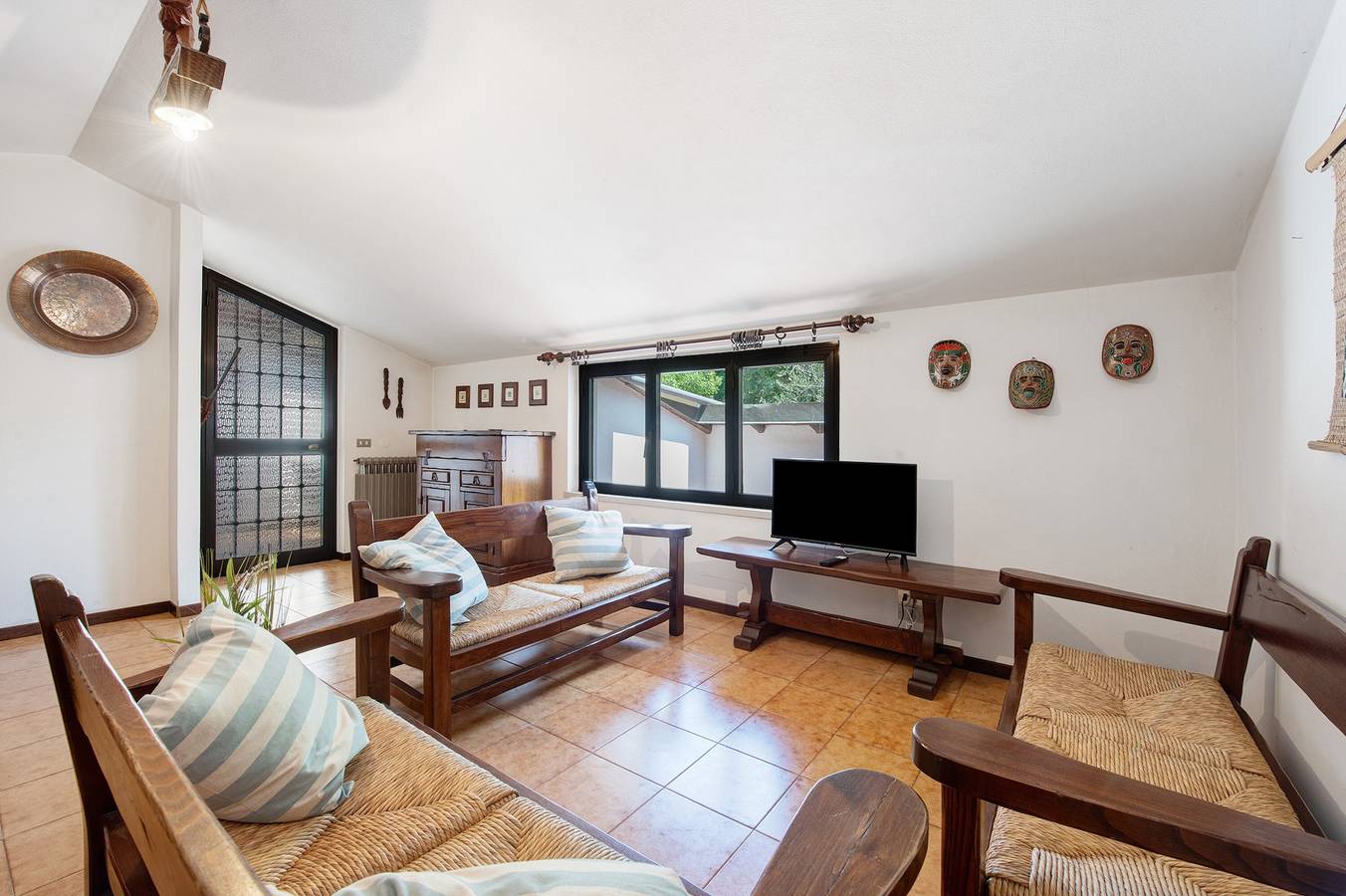 Apartamento entero, Apartamento 'Appartamento Rupestre 2.0' con terraza privada, jardín privado y Wi-Fi in Manerba del Garda, Montañas Garda