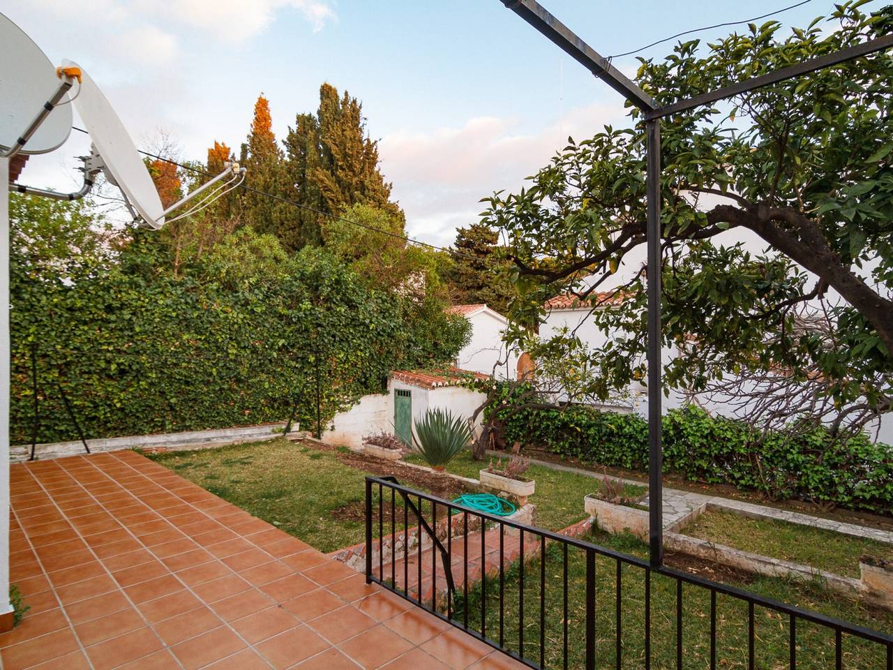 Bungalow luminoso con jardín privado en Nerja, 3 habitaciones para 6 in Playa de Burriana, Nerja