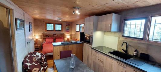 Gîte pour 2 personnes, avec terrasse ainsi que vue et jardin dans Golf Club du Lac d'Annecy