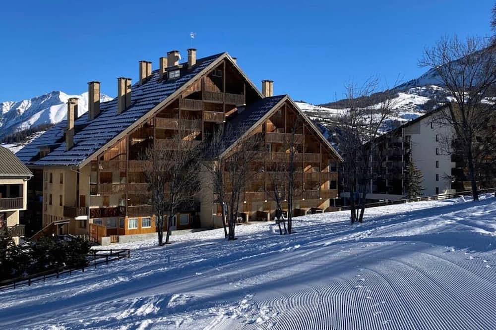 Ganze Wohnung, Apartment in Le Sauze with unobstructed mountain views in Le Sauze, Enchastrayes