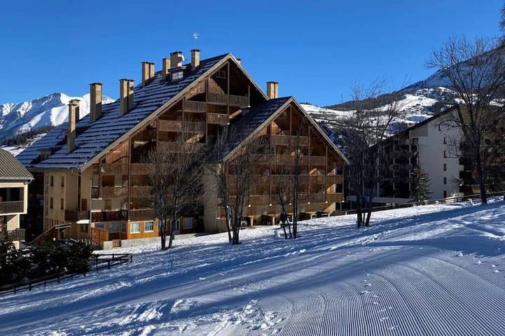 Ganze Wohnung, Apartment in Le Sauze with unobstructed mountain views in Le Sauze, Enchastrayes