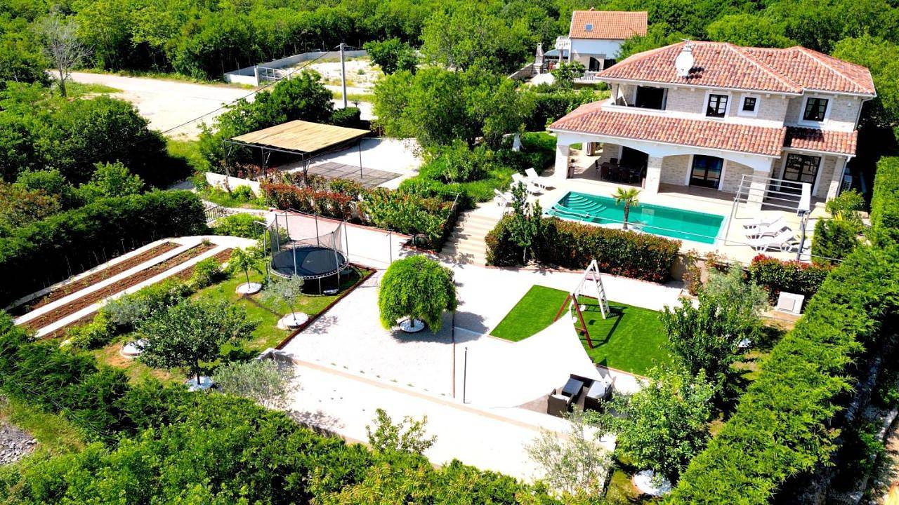 Villa Cecilia - 4 bedrooms, 4 bathrooms, heated inside pool, gym in Lakmartin, Krk